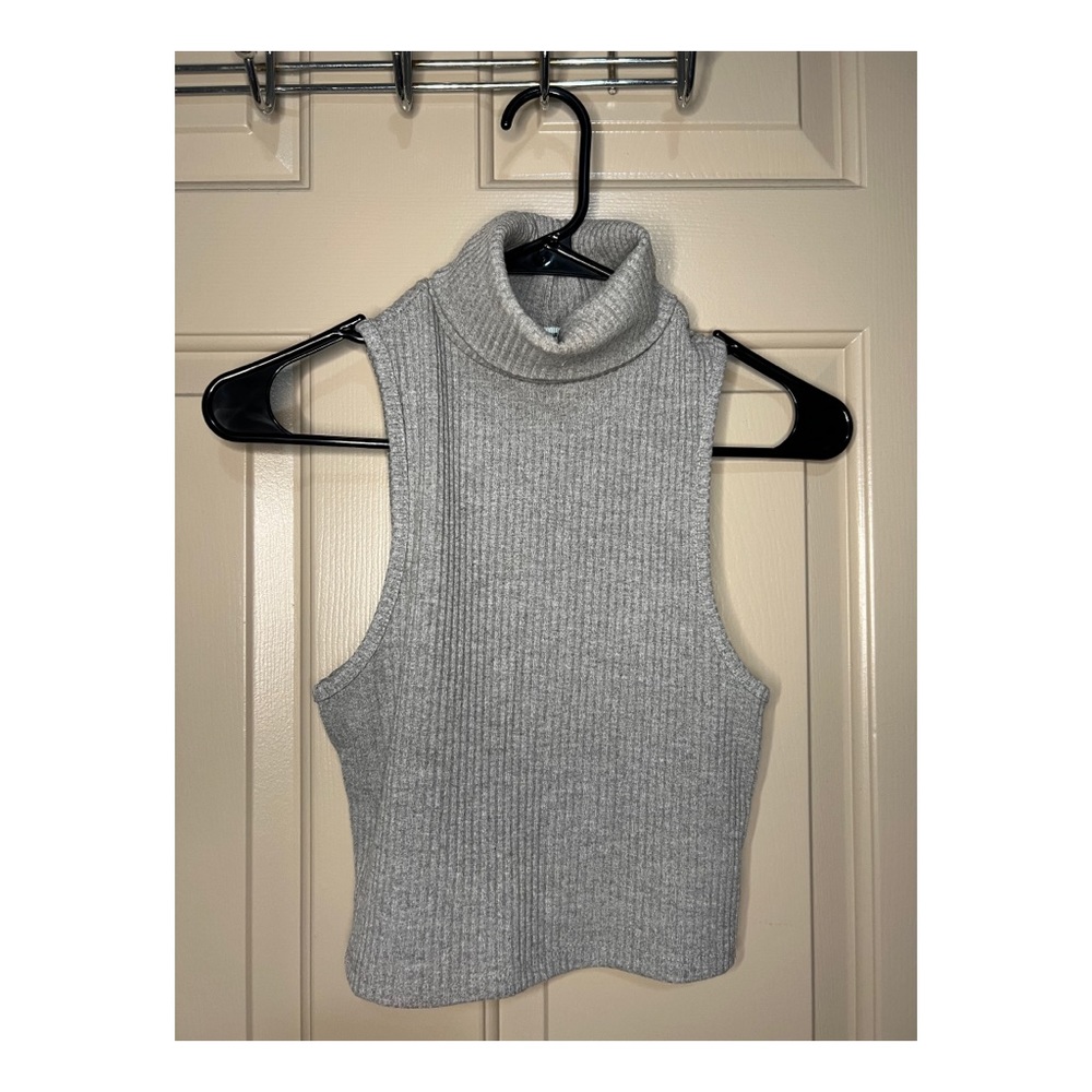 🤍 Grey Turtleneck Crop Top from Kimchi Blue & Urban Outfitters 🤍